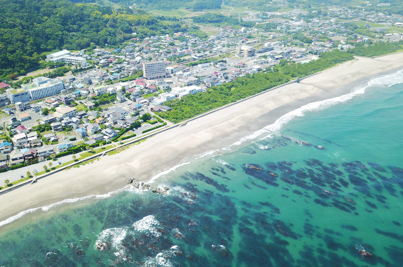 白い砂浜と透明度の高い海